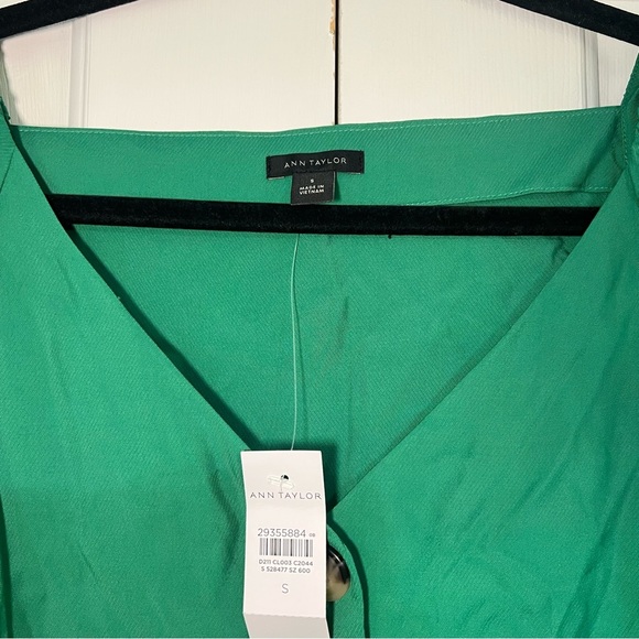 Ann Taylor Puff Sleeve V Neck Blouse Top Kelly Green Button Front Size Small NWT - Picture 6 of 7